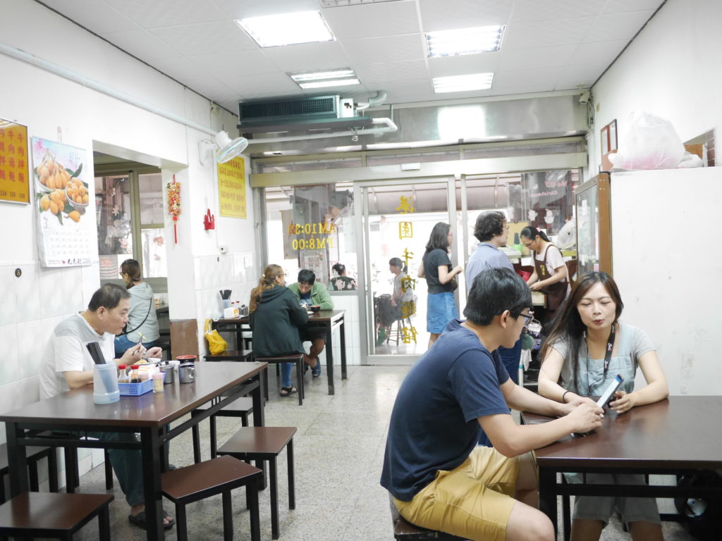 高雄の港園牛肉麺の店内