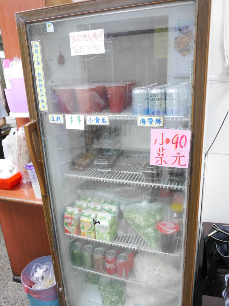 高雄の港園牛肉麺の店内
