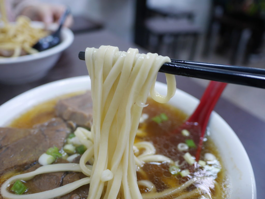 高雄の港園牛肉麺の牛肉麺の麺