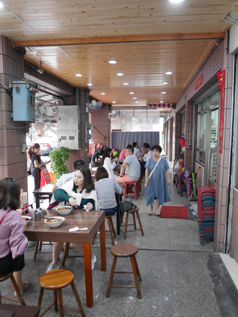高雄の港園牛肉麺の店外