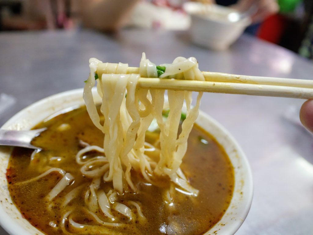 正宗紅焼牛肉麺の牛肉麺の麺